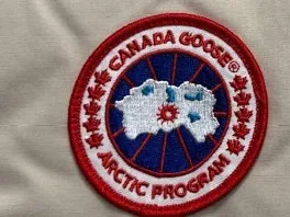 P360 [Canada Goose] Canada Goose #Freestyle Crew 4154M Men’s and Women’s Vest Down# ➖ Imported Behringer embroidery machine with customized 10,000-needle embroidery logo! ➖ Imported 21-count polyester-cotton blended original fabric, using Feather-Light 10D waterproof coating fabric, made of 84.5% polyester fiber and 15.5% cotton, 100% the best feel in the entire network! ➖ The genuine official website uses the national standard 80 white duck down, and will never be misled by false claims such as 90 down or goose down! ➖ 100% nylon nylon lining with double double-layer sealing design to prevent velvet from running away. Top-grade polar fleece is used in the collar and pockets to keep warm and comfortable! ➖ Yoshida YKK provides original custom-made electroplated sliders. YKK two-way lockable zippers are tight and smooth and will not peel off paint! ➖ 3M composite original Velcro is durable, and all accessories and hardware are disassembled and customized! ⛔No slander, no exaggeration, no need for too much copywriting, because it is focused, it is professional!  SIZE: XS S M L XL XXL